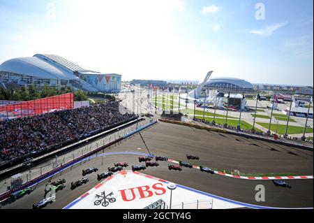 Lewis Hamilton (GBR) Mercedes AMG F1 W05 guida il resto del campo al via della gara. Gran Premio di Russia, domenica 12 ottobre 2014. Sochi Autodrom, Sochi, Russia. Foto Stock