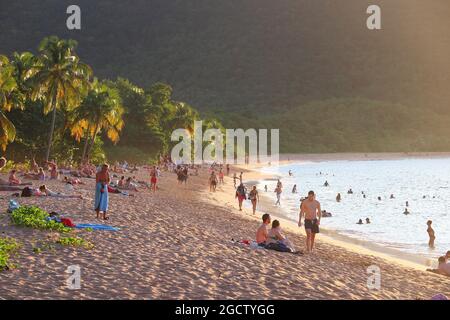 GUADALUPA, FRANCIA - 30 NOVEMBRE 2019: Le persone trascorrono una vacanza al mare a Grande Anse sull'isola di basse Terre. Guadalupa ha 650,000 visitatori annuali. Foto Stock