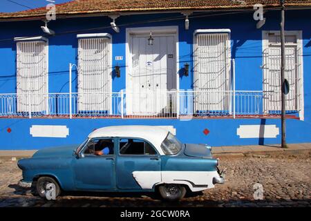 TRINIDAD, CUBA - 5 FEBBRAIO 2011: Oldtimer auto classica guida a Trinidad. Cuba ha uno dei tassi auto-pro-capite più bassi (38 per 1000 persone nel 20 Foto Stock