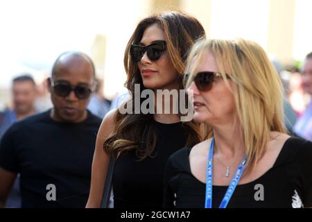 Nicole Scherzinger (USA) (Centro) Singer e fidanzata di Lewis Hamilton (GBR) Mercedes AMG F1, con Linda Hamilton (GBR) con Anthony Hamilton (GBR), passo madre e padre. Gran Premio di Abu Dhabi, domenica 23 novembre 2014. Yas Marina Circuit, Abu Dhabi, Emirati Arabi Uniti. Foto Stock