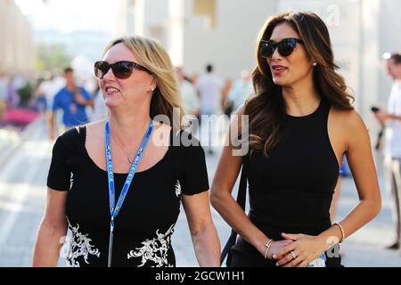 (Da L a R): Linda Hamilton (GBR) e Nicole Scherzinger (USA) Singer, passo madre e fidanzata di Lewis Hamilton (GBR) Mercedes AMG F1. Gran Premio di Abu Dhabi, domenica 23 novembre 2014. Yas Marina Circuit, Abu Dhabi, Emirati Arabi Uniti. Foto Stock