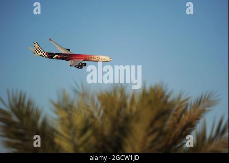 Cavalcavia di Etihad. Gran Premio di Abu Dhabi, domenica 23 novembre 2014. Yas Marina Circuit, Abu Dhabi, Emirati Arabi Uniti. Foto Stock