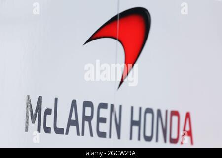 Logo McLaren Honda. Test di Formula uno, giorno uno, domenica 1 febbraio 2015. Jerez, Spagna. Foto Stock