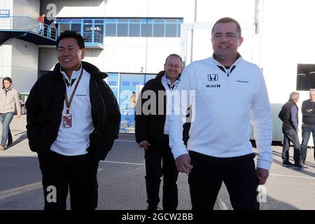 (Da L a R): Yasuhisa Arai (JPN) Amministratore Delegato Honda Motorsport con Eric Boullier (fra) McLaren Racing Director. Test di Formula uno, giorno uno, domenica 1 febbraio 2015. Jerez, Spagna. Foto Stock