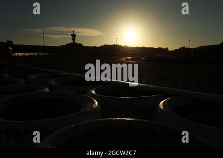 Azione panoramica in condizioni di scarsa illuminazione. Test di Formula uno, giorno due, lunedì 2 febbraio 2015. Jerez, Spagna. Foto Stock