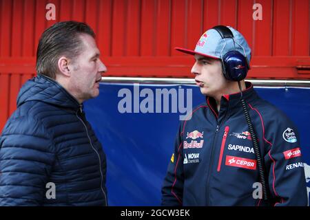 Max Verstappen (NLD) Scuderia Toro Rosso con suo padre Jos Verstappen (NLD). Test di Formula uno, giorno 1, giovedì 26 febbraio 2015. Barcellona, Spagna. Foto Stock