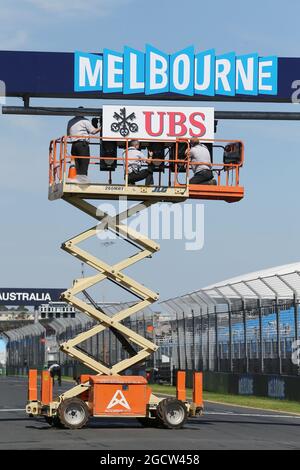 Preparazione del circuito. Gran Premio d'Australia, mercoledì 11 marzo 2015. Albert Park, Melbourne, Australia. Foto Stock