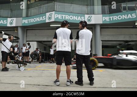 (Da L a R): Fernando Alonso (ESP) McLaren con Andrea Stella (ITA) McLaren Race Engineer. Gran Premio della Malesia, giovedì 26 marzo 2015. Sepang, Kuala Lumpur, Malesia. Foto Stock