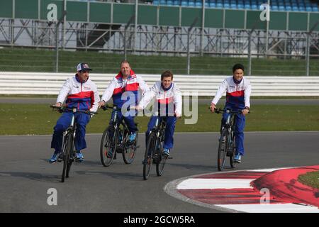 (Da L a R): Sebastien Buemi (sui) Anthony Davidson (GBR) e Kazuki Nakajima (JPN) in pista. Campionato mondiale di Endurance FIA, turno 1, giovedì 9 aprile 2015. Silverstone, Inghilterra. Foto Stock