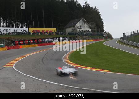 Scintille che volano a Eau Rouge. Campionato Mondiale FIA Endurance, turno 2, sabato 2 maggio 2015. Spa-Francorchamps, Belgio. Foto Stock