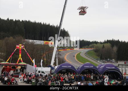 I fan guardano l'azione a Eau Rouge. Campionato Mondiale FIA Endurance, turno 2, sabato 2 maggio 2015. Spa-Francorchamps, Belgio. Foto Stock