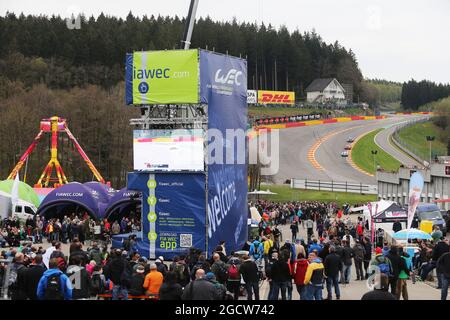 I fan guardano l'azione a Eau Rouge. Campionato Mondiale FIA Endurance, turno 2, sabato 2 maggio 2015. Spa-Francorchamps, Belgio. Foto Stock