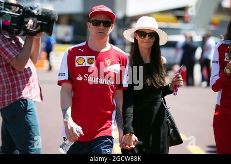 Kimi Raikkonen (fin) Ferrari con la sua fidanzata Minttu Virtanen (fin). Gran Premio di Monaco, venerdì 22 maggio 2015. Monte Carlo, Monaco. Foto Stock