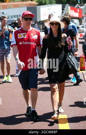 Kimi Raikkonen (fin) Ferrari con la sua fidanzata Minttu Virtanen (fin). Gran Premio di Monaco, venerdì 22 maggio 2015. Monte Carlo, Monaco. Foto Stock