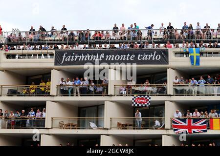 Gli appassionati dell'hotel Fairmont Monte Carlo. Gran Premio di Monaco, sabato 23 maggio 2015. Monte Carlo, Monaco. Foto Stock