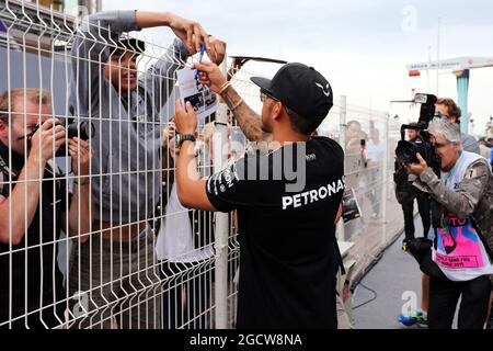 Lewis Hamilton (GBR) Mercedes AMG F1 firma autografi per i tifosi. Gran Premio di Monaco, sabato 23 maggio 2015. Monte Carlo, Monaco. Foto Stock