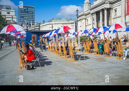 TRAFALGAR SQUARE LONDRA 10 AGOSTO 2021. Un'installazione su larga scala in Piazza Trafalgar che mostra oltre 20 riproduzioni a grandezza naturale dei capolavori della Galleria Nazionale di Tiziano, Vermeer, Caravaggio, Gainsborough Rembrandt Monet e Van Gogh accanto a Sketch on the Square, portando l'arte all'aperto come parte del festival Inside out, Un mese di sessioni d'arte interattive gratuite in Trafalgar Square. Credit amer Ghazzal/Alamy Live News. Foto Stock