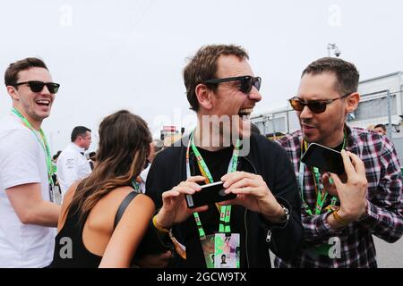 Michael Fassbender (IRE) attore (Centro) con Bryan Singer (GBR) regista (destra) e Nicholas Hoult (GBR) (sinistra) attore sulla griglia. Gran Premio del Canada, domenica 7 giugno 2015. Montreal, Canada. Foto Stock