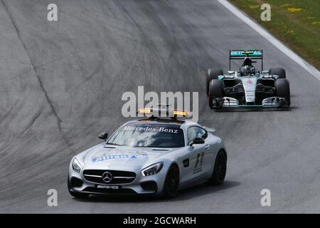 Nico Rosberg (GER) Mercedes AMG F1 W06 guida dietro la Safety Car FIA. Gran Premio d'Austria, domenica 21 giugno 2015. Spielberg, Austria. Foto Stock