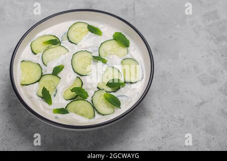 Tradizionale raita indiana con cetriolo, yogurt greco e coriandolo Foto Stock