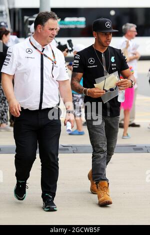 Lewis Hamilton (GBR) Mercedes AMG F1 con Ron Meadows (GBR) Mercedes GP Team Manager. Gran Premio di Gran Bretagna, venerdì 3 luglio 2015. Silverstone, Inghilterra. Foto Stock