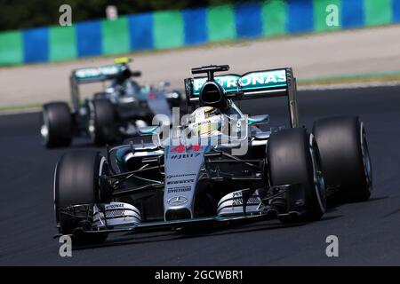 Lewis Hamilton (GBR) Mercedes AMG F1 W06 guida il compagno di squadra Nico Rosberg (GER) Mercedes AMG F1 W06. Gran Premio d'Ungheria, venerdì 24 luglio 2015. Budapest, Ungheria. Foto Stock