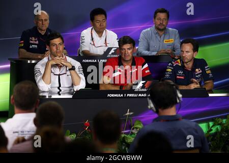 Conferenza stampa della FIA (dalla seconda fila (da L a R)): Franz Tost (AUT) Scuderia Toro Rosso Team Principal; Yasuhisa Arai (JPN) Honda Motorsport Chief Officer; Paul Hembery (GBR) Pirelli Motorsport Director; Toto Wolff (GER) Mercedes AMG F1 Shareholder e Executive Director; Graeme Lowdon (GBR) Manor Marussia F1 Team Chief Executive Officer; Christian Horner (GBR) Red Bull Racing Team Principal. Gran Premio d'Ungheria, venerdì 24 luglio 2015. Budapest, Ungheria. Foto Stock