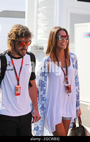 (Da L a R): Fernando Alonso (ESP) McLaren con la sua fidanzata Lara Alvarez (ESP). Gran Premio di Ungheria, sabato 25 luglio 2015. Budapest, Ungheria. Foto Stock