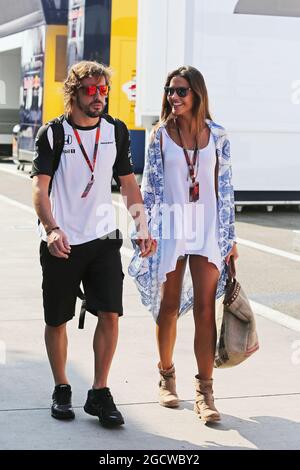 (Da L a R): Fernando Alonso (ESP) McLaren con la sua fidanzata Lara Alvarez (ESP). Gran Premio di Ungheria, sabato 25 luglio 2015. Budapest, Ungheria. Foto Stock