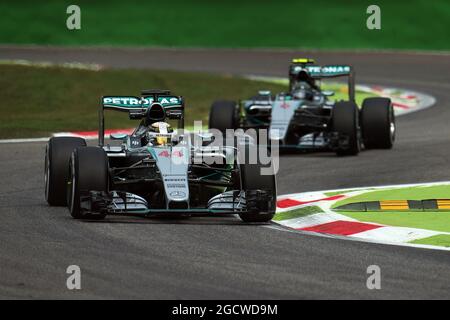 Lewis Hamilton (GBR) Mercedes AMG F1 W06 guida il compagno di squadra Nico Rosberg (GER) Mercedes AMG F1 W06. Gran Premio d'Italia, venerdì 4 settembre 2015. Monza Italia. Foto Stock