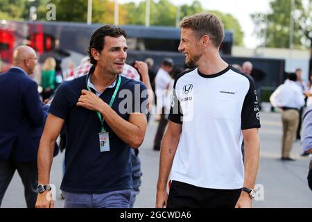 (Da L a R): Pedro De la Rosa (ESP) Ferrari Development driver con Jenson Button (GBR) McLaren. Gran Premio d'Italia, venerdì 4 settembre 2015. Monza Italia. Foto Stock