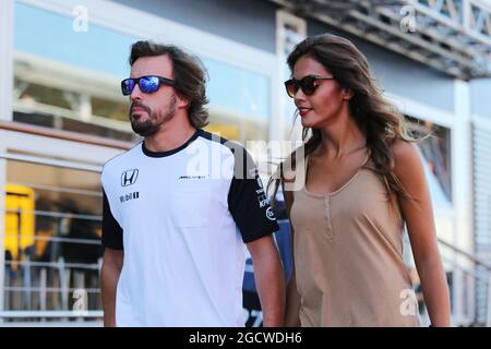 Fernando Alonso (ESP) McLaren con la sua fidanzata Lara Alvarez (ESP). Gran Premio d'Italia, domenica 6 settembre 2015. Monza Italia. Foto Stock