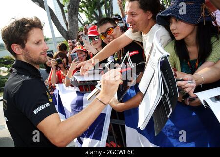 Romain Grosjean (fra) Lotus F1 Team firma autografi per i tifosi. Gran Premio di Singapore, domenica 20 settembre 2015. Circuito Marina Bay Street, Singapore. Foto Stock