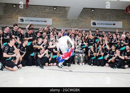 Vincitore della gara e campione del mondo Lewis Hamilton (GBR) Mercedes AMG F1 si aggirano con il team. Gran Premio degli Stati Uniti, domenica 25 novembre 2015. Circuito delle Americhe, Austin, Texas, USA. Foto Stock