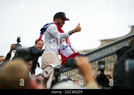 Vincitore della gara e campione del mondo Lewis Hamilton (GBR) Mercedes AMG F1 festeggia con i tifosi. Gran Premio degli Stati Uniti, domenica 25 novembre 2015. Circuito delle Americhe, Austin, Texas, USA. Foto Stock