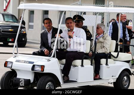 Enrique pena Nieto (MEX) Presidente messicano con Bernie Ecclestone (GBR). Gran Premio del Messico, giovedì 29 ottobre 2015. Città del Messico, Messico. Foto Stock