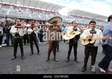 Una band Mariachi suona fuori dai box del Sahara Force India F1 Team. Gran Premio del Messico, sabato 31 ottobre 2015. Città del Messico, Messico. Foto Stock