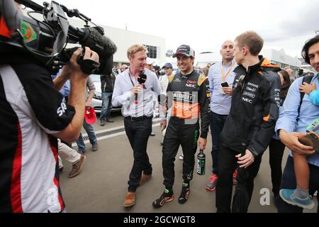 Sergio Perez (MEX) Sahara Force India F1 con Simon Lazenby (GBR) Sky Sport F1 TV presentatore. Gran Premio del Messico, sabato 31 ottobre 2015. Città del Messico, Messico. Foto Stock