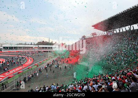 Il nastro ticker copre i tifosi nella tribuna mentre il podio si svolge. Gran Premio del Messico, domenica 1 novembre 2015. Città del Messico, Messico. Foto Stock