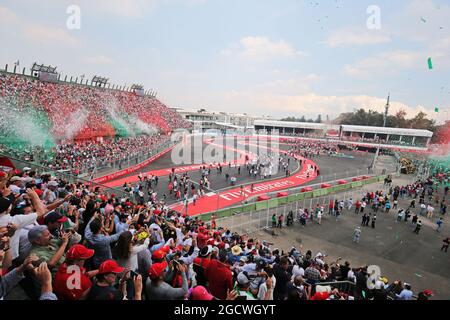 Il nastro ticker copre i tifosi nella tribuna mentre il podio si svolge. Gran Premio del Messico, domenica 1 novembre 2015. Città del Messico, Messico. Foto Stock