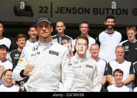 Jenson Button (GBR) McLaren e Stoffel Vandoorne (bel) McLaren Test and Reserve driver in una fotografia di squadra. Gran Premio del Brasile, giovedì 12 novembre 2015. San Paolo, Brasile. Foto Stock