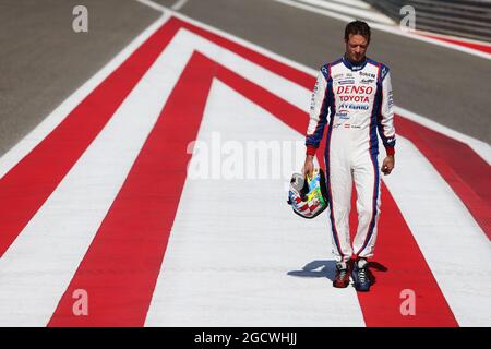 Alex Wurz (AUT) Toyota Hybrid Racing, che si ritrae dopo la gara Bahrain di 6 ore. Campionato Mondiale FIA Endurance, turno 8, giovedì 19 novembre 2015. Sakhir, Bahrein. Foto Stock