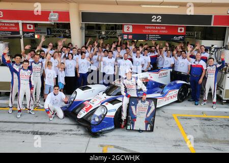 Il team Toyota Hybrid Racing commemora il ritiro di Alex Wurz (AUT). Campionato Mondiale FIA Endurance, turno 8, giovedì 19 novembre 2015. Sakhir, Bahrein. Foto Stock