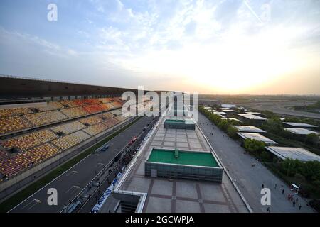 I box e il paddock. Gran Premio di Cina, sabato 16 aprile 2016. Shanghai, Cina. Foto Stock