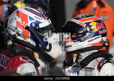 (Da L a R): Vincitore della gara Marcel Fassler (sui) n. 07 Audi Sport Team Joest Audi R18 festeggia a parc ferme con il secondo posto Neel Jani (sui) n. 02 Porsche Team Porsche 919 Hybrid. Campionato Mondiale FIA Endurance, gara 1, Sunsay 17 aprile 2016. Silverstone, Inghilterra. Foto Stock