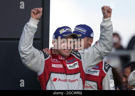 Il vincitore della gara Benoit Treluyer (fra) n. 07 del team Audi Sport Joest Audi R18 festeggia sul podio. Campionato Mondiale FIA Endurance, gara 1, Sunsay 17 aprile 2016. Silverstone, Inghilterra. Foto Stock