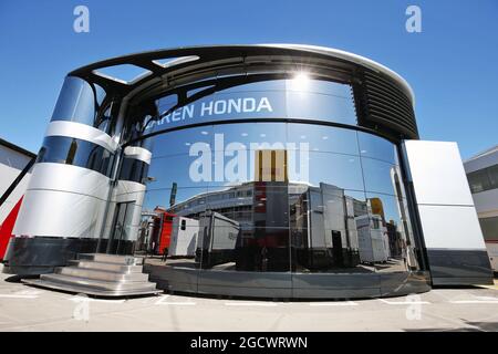 McLaren motorhome. Gran Premio di Spagna, giovedì 12 maggio 2016. Barcellona, Spagna. Foto Stock