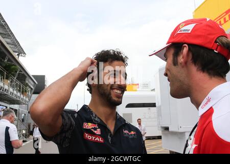 (Da L a R): Daniel Ricciardo (AUS) Red Bull Racing con Jean-Eric Vergne (fra) Ferrari Test and Development driver. Gran Premio di Spagna, sabato 14 maggio 2016. Barcellona, Spagna. Foto Stock