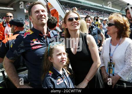 Christian Horner (GBR) Red Bull Racing Team Principal con la moglie Geri Halliwell (GBR) Singer e la figlia Bluebell sul podio. Gran Premio di Spagna, domenica 17 maggio 2016. Barcellona, Spagna. Foto Stock