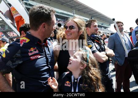 Christian Horner (GBR) Red Bull Racing Team Principal con la moglie Geri Halliwell (GBR) Singer e la figlia Bluebell sul podio. Gran Premio di Spagna, domenica 17 maggio 2016. Barcellona, Spagna. Foto Stock